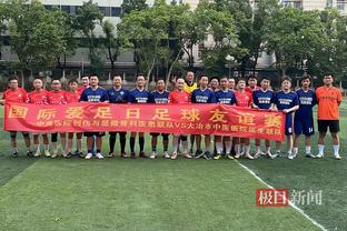 Trận đấu cúp châu Á của Lâm Lương Minh đang đá, đội bóng giải tán......